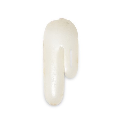 Lot 454 - An Imperial Incribed White Jade Scroll Clasp