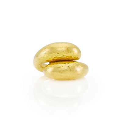 Lot 2006 - Ilias Lalaounis Hammered Gold Crossover Ring