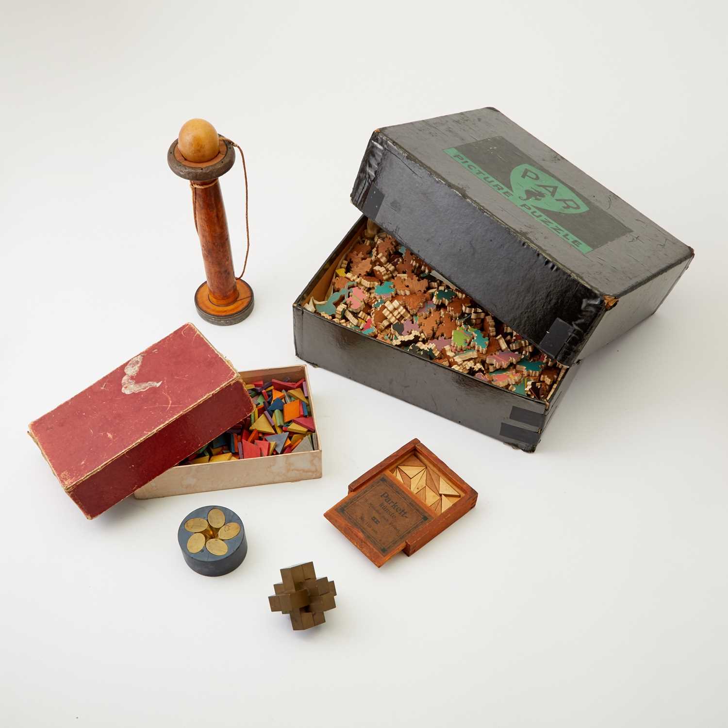 Lot 355 - A group of six puzzles