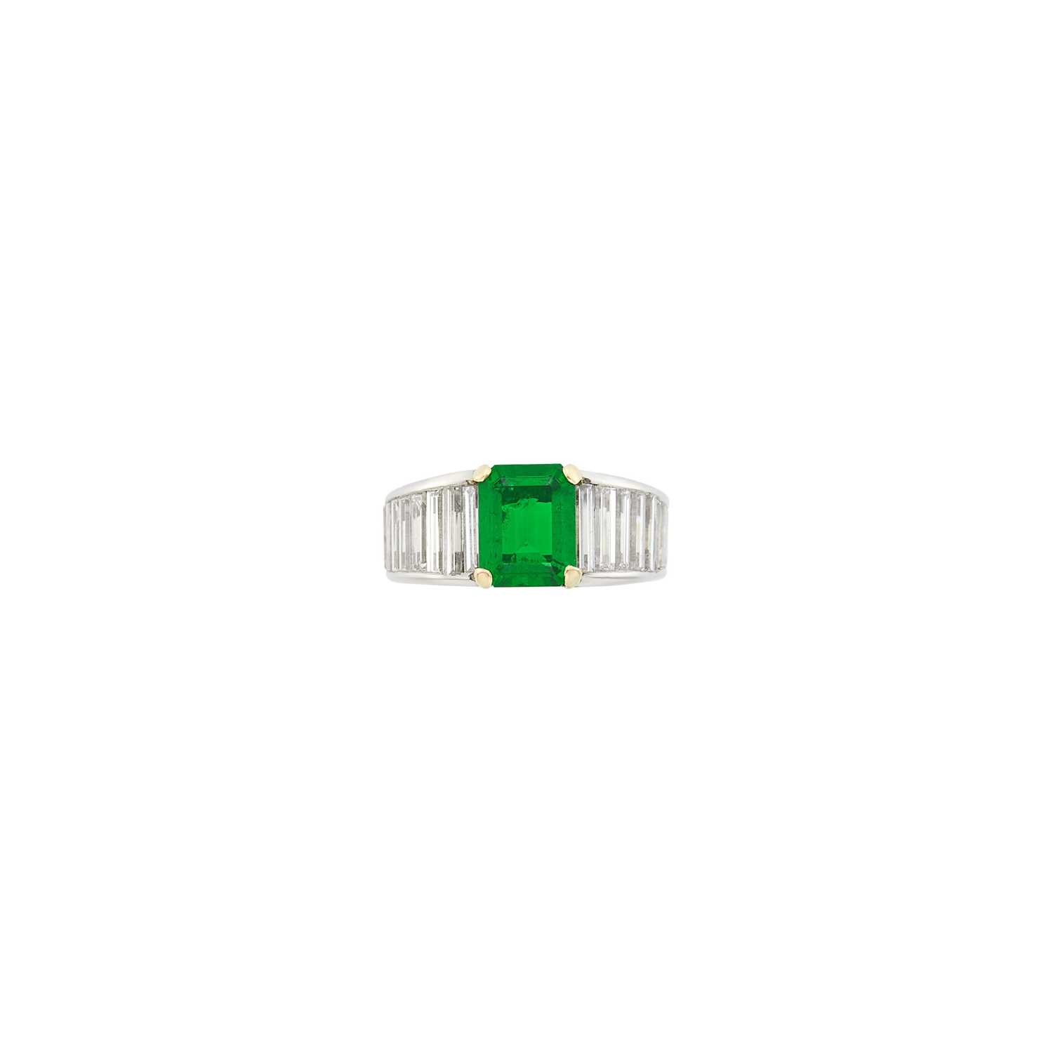 Lot 27 - Platinum, Emerald and Diamond Band Ring