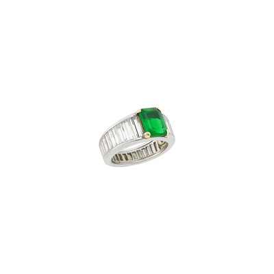 Lot 27 - Platinum, Emerald and Diamond Band Ring