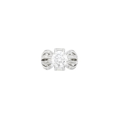 Lot 141 - Platinum and Diamond Ring