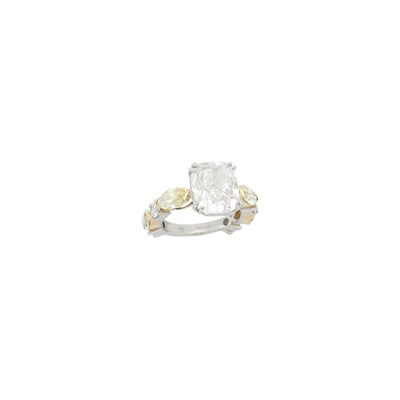 Lot 117 - Gold, Platinum, Diamond and Colored Diamond Ring