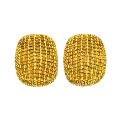 Lot 109 - David Webb Pair of Gold 'Alligator' Earclips