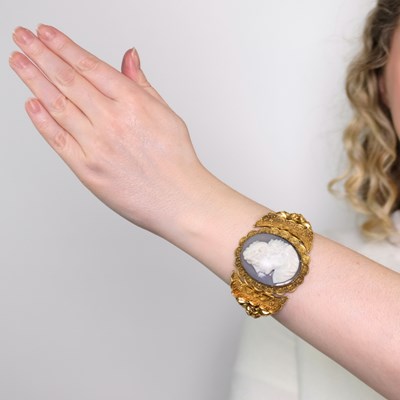 Lot 48 - Antique Gold and Agate Cameo Bracelet