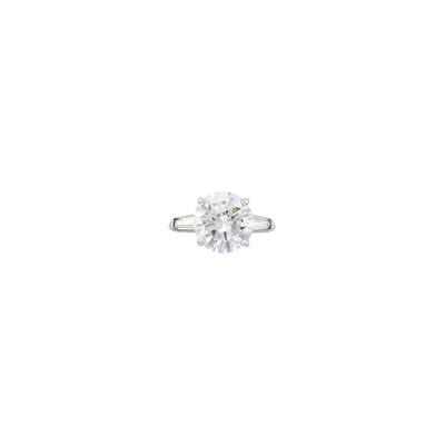 Lot 142 - Platinum and Diamond Ring