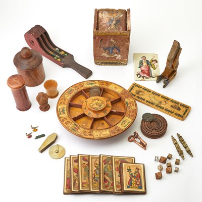 Lot 118 - A group of game-related items