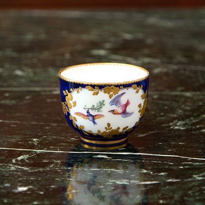 Lot 434 - VINCENNES PORCELAIN BLEU LAPIS SMALL CUP (GOBELET BOUILLARD)