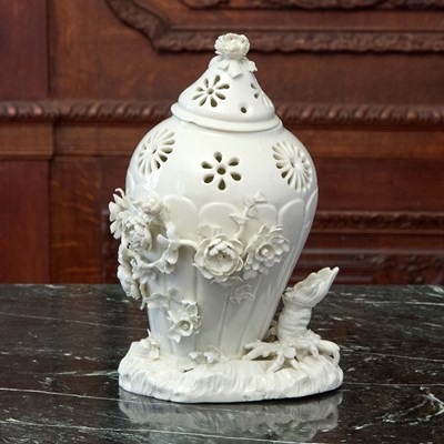 Lot 426 - SAINT CLOUD WHITE PORCELAIN POT-POURRI VASE AND COVER