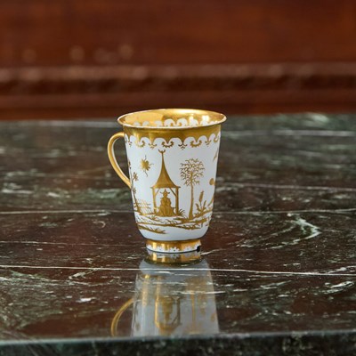 Lot 407 - MEISSEN PORCELAIN GOLDCHINESEN HAUSMALERIE BEAKER