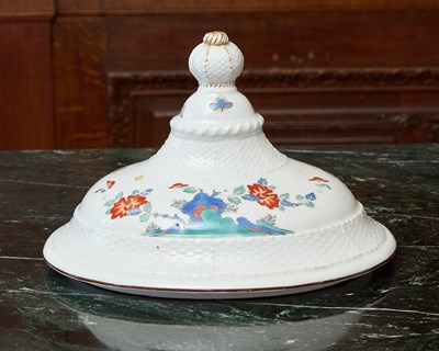 Lot 405 - MEISSEN PORCELAIN KAKIEMON OZIER MOLDED OVAL SOUP TUREEN COVER