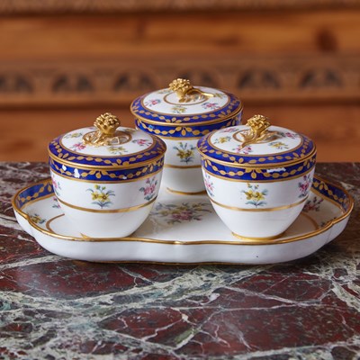 Lot 546 - SAMSON PORCELAIN BLUE-BANDED TRIPLE JAM POTS AND COVERS FIXED ON A TREFOIL STAND