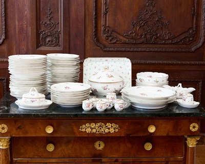 Lot 503 - ASSEMBLED PARIS (COMTE DE PROVENCE, CLIGNANCOURT) PORCELAIN PART DINNER SERVICE