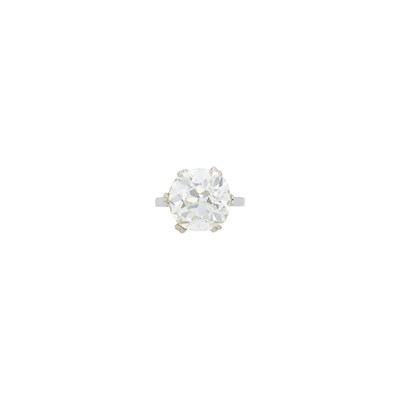 Lot 196 - Platinum and Diamond Ring