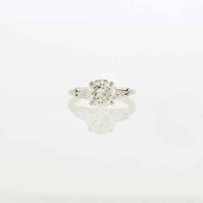 Lot 182 - Platinum and Diamond Ring