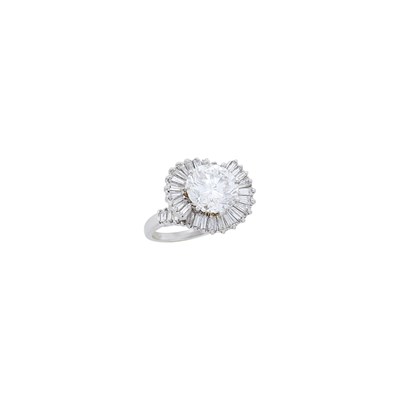 Lot 127 - Platinum and Diamond Ring