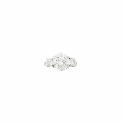 Lot 223 - Platinum and Diamond Ring