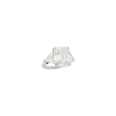 Lot 240 - Platinum and Diamond Ring