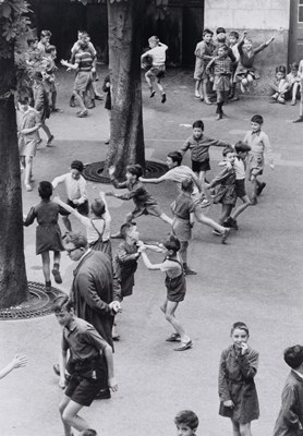 Lot 176 - Robert Doisneau La Récréation, 1956