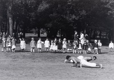 Lot 177 - Robert Doisneau ,Gymnastique au Bois de Boulogne, 1985