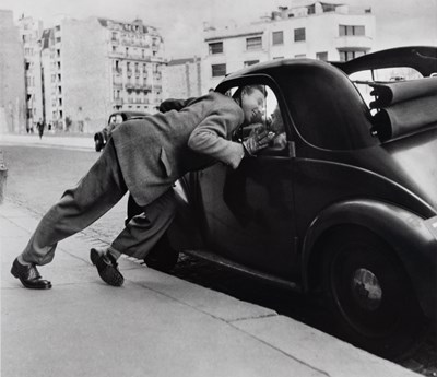 Lot 174 - Robert Doisneau, Courtoisie et Simca 5, 1945