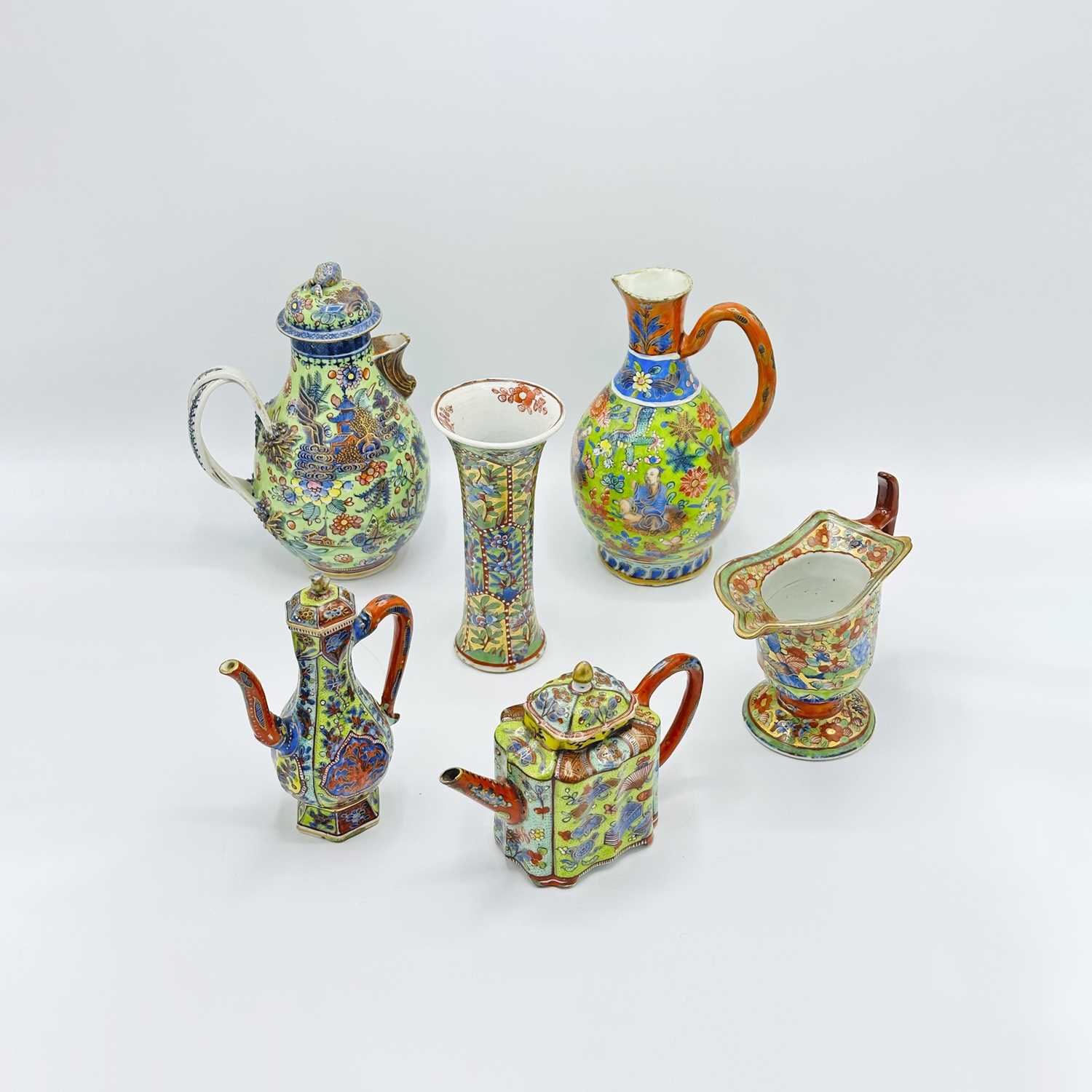 Lot 1083 - Six Chinese Porcelain Table Items