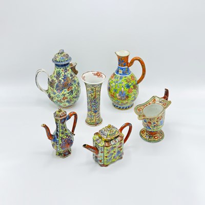 Lot 1083 - Six Chinese Porcelain Table Items