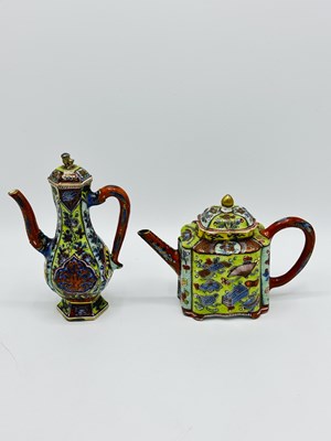 Lot 1083 - Six Chinese Porcelain Table Items
