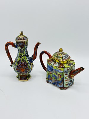 Lot 1083 - Six Chinese Porcelain Table Items