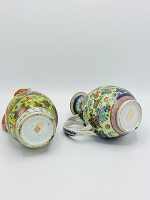 Lot 1083 - Six Chinese Porcelain Table Items