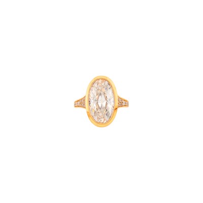 Lot 44 - Gold and Diamond Ring