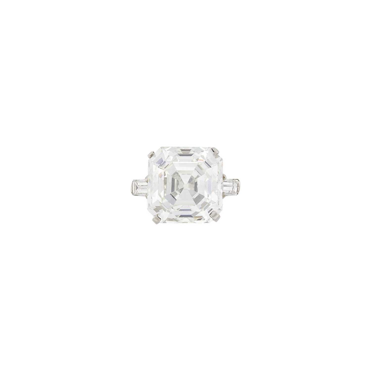 Lot 241 - Platinum and Diamond Ring
