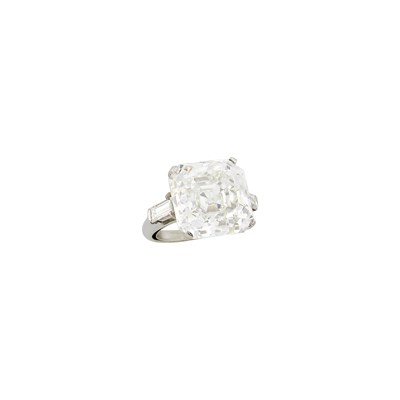 Lot 241 - Platinum and Diamond Ring
