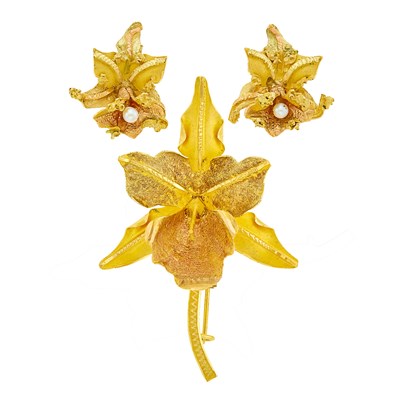 Lot 1089 - Tricolor Gold Flower Brooch and Pair of Earrings