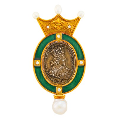 Lot 123 - Elizabeth Gage Gold, 'Pivoting Silver Coin', Diamond, Biwa and Semi-Baroque Cultured Pearl and Green Enamel Brooch