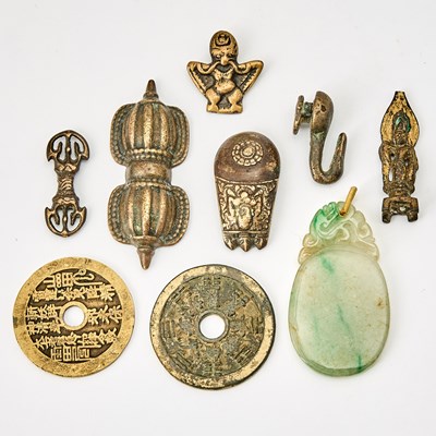 Lot 731 - An Assortment of Asian Small Articles
