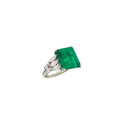 Lot 218 - Harry Winston Platinum, Emerald and Diamond Ring