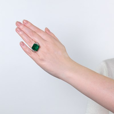 Lot 218 - Harry Winston Platinum, Emerald and Diamond Ring