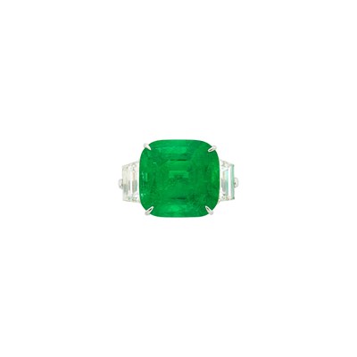 Lot 177 - White Gold, Emerald and Diamond Ring