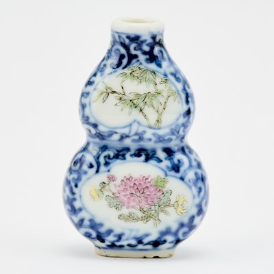 Lot 501 - A Chinese Porcelain Snuff Bottle