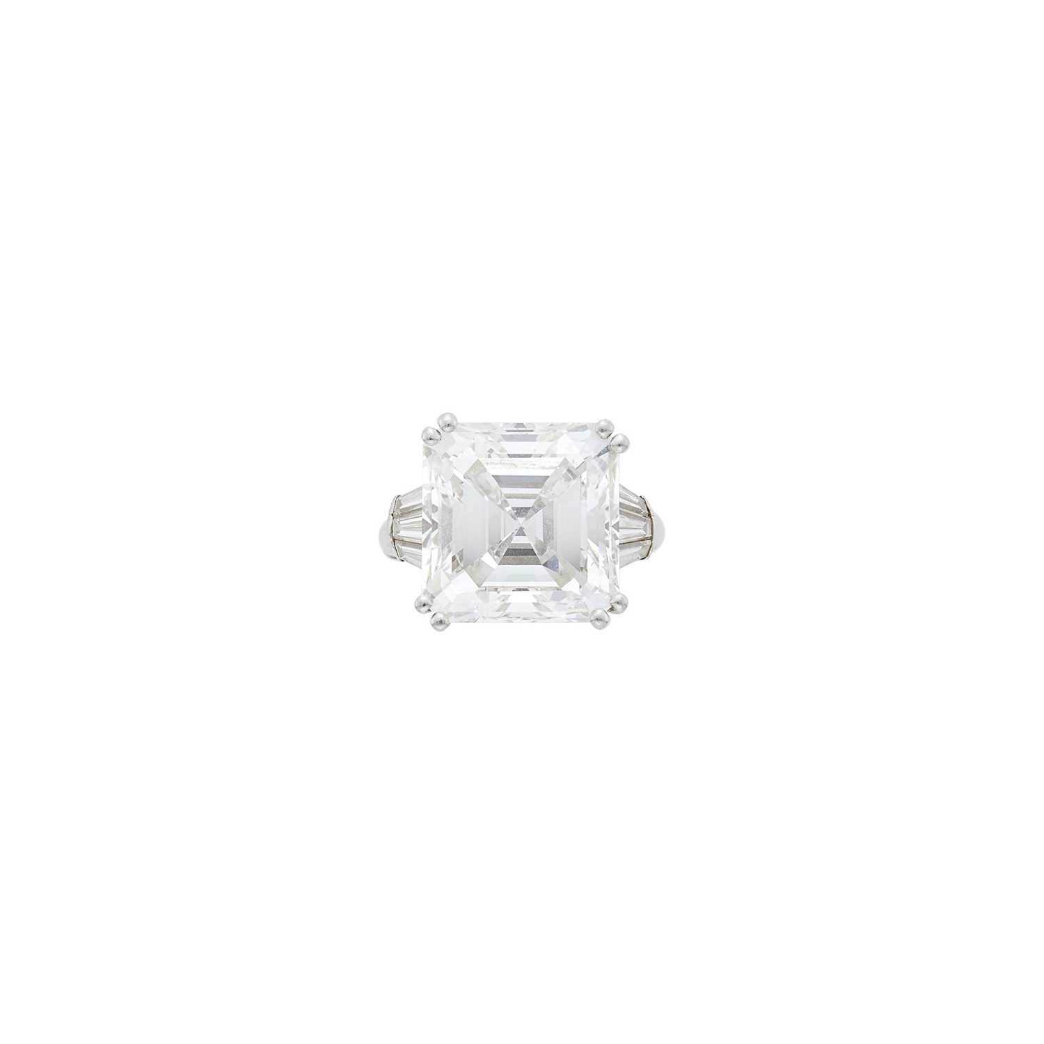 Lot 231 - Platinum and Diamond Ring