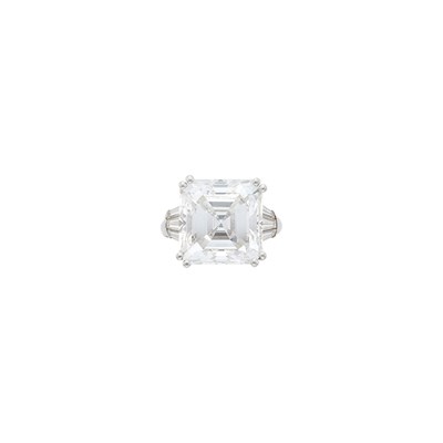 Lot 231 - Platinum and Diamond Ring