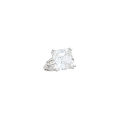 Lot 231 - Platinum and Diamond Ring