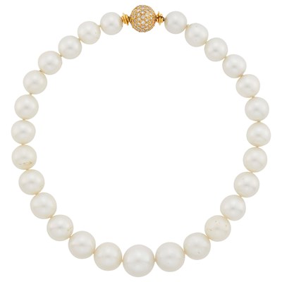 Lot 134 - South Sea Cultured Pearl Necklace with Gold and Diamond Ball Clasp