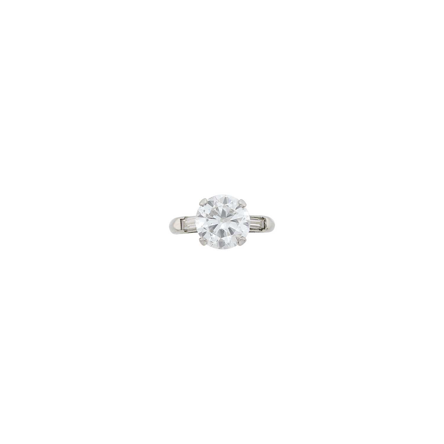 Lot 58 - Platinum and Diamond Ring