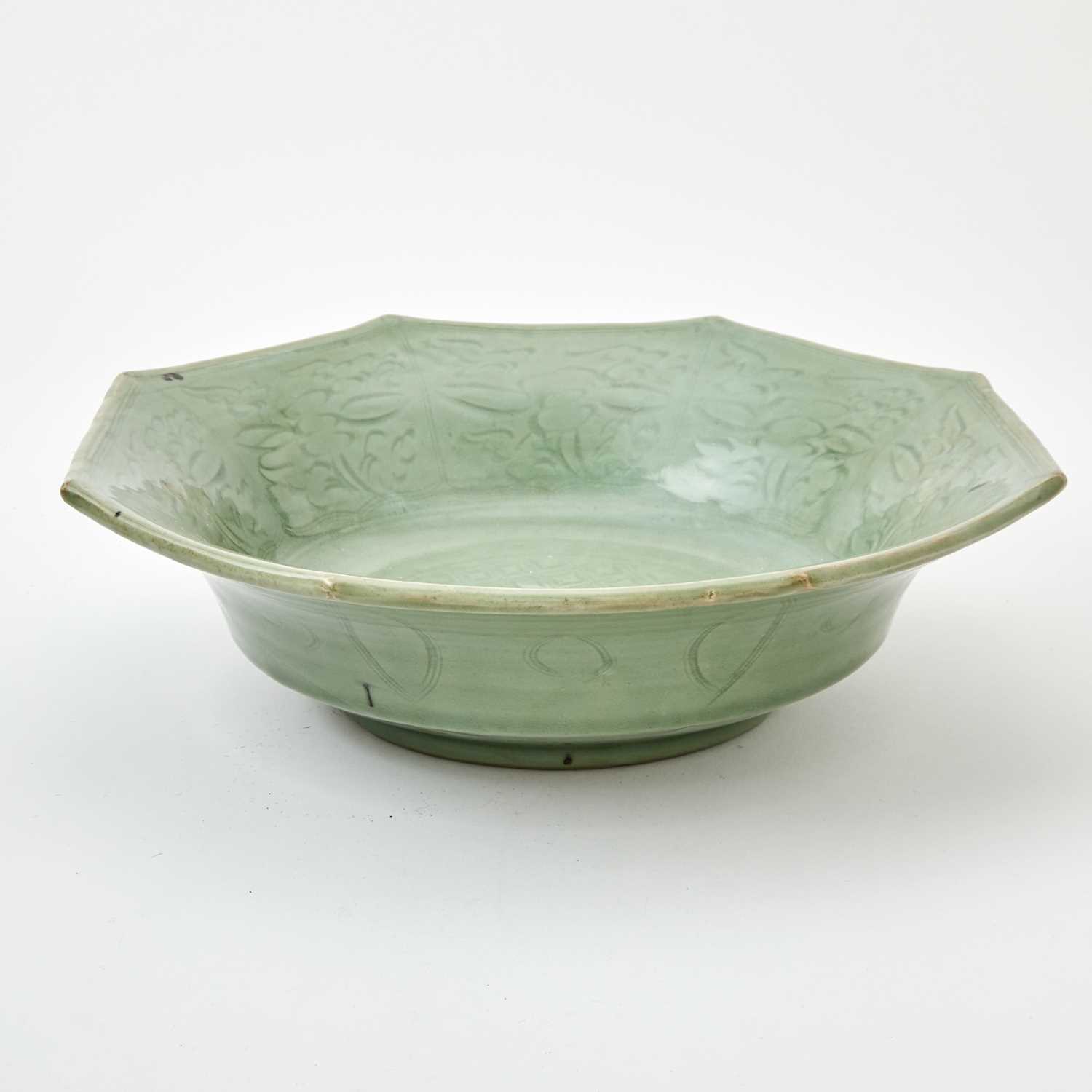 Lot 631 - A Chinese Longquan Celadon Bowl