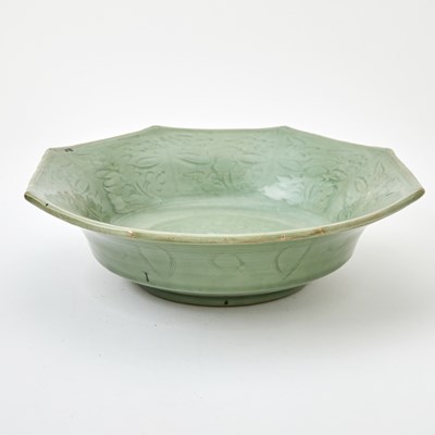 Lot 631 - A Chinese Longquan Celadon Bowl