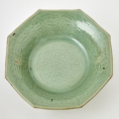 Lot 631 - A Chinese Longquan Celadon Bowl