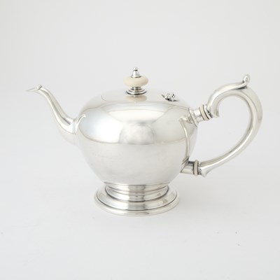 Lot 113 - Lunt Sterling Silver Teapot