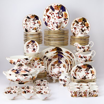 Lot 673 - Large Coalport Porcelain 'Hong Kong' Pattern Dinner Service